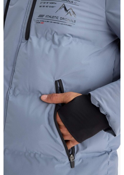 Su İtici Regular Fit Kapüşonlu Rüzgar Geçirmez Şişme Mont E9485AX25WN indirimleri