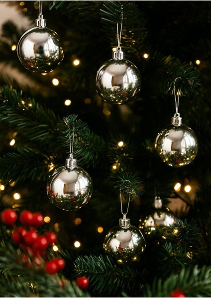 12 Adet Gümüş Renkli Yılbaşı Süsleri, Şık ve Parlak Dekoratif Toplar