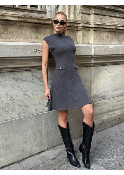 Kadın Dik Yaka Asimetrik Etekli Beli Tokalı Kolsuz Şık Tasarım Elbise