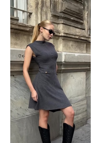 Kadın Dik Yaka Asimetrik Etekli Beli Tokalı Kolsuz Şık Tasarım Elbise fiyatları