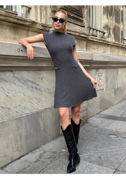 Kadın Dik Yaka Asimetrik Etekli Beli Tokalı Kolsuz Şık Tasarım Elbise fırsatları