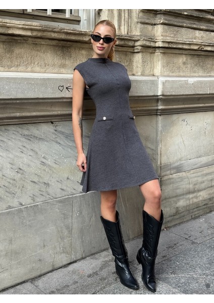 Kadın Dik Yaka Asimetrik Etekli Beli Tokalı Kolsuz Şık Tasarım Elbise indirimleri