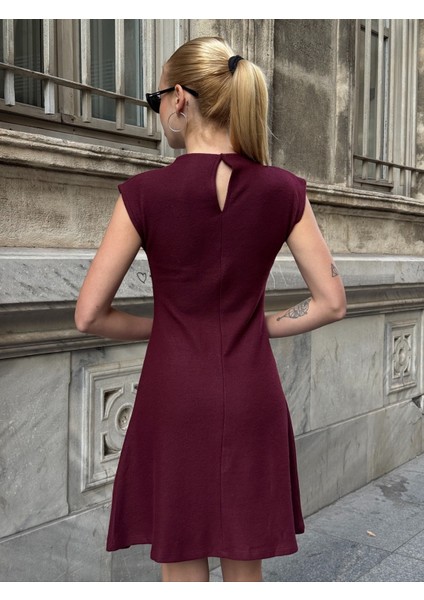 Kadın Dik Yaka Asimetrik Etekli Beli Tokalı Kolsuz Şık Tasarım Elbise fırsatları