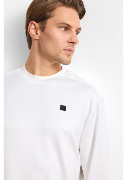 Beyaz Regular Fit Bisiklet Yaka Sweatshirt