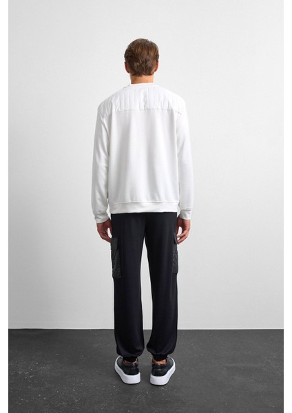 Beyaz Regular Fit Bisiklet Yaka Sweatshirt fırsatları