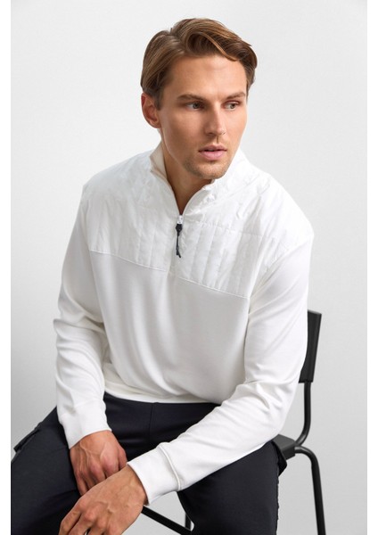 Beyaz Regular Fit Dik Yaka Fermuarlı Sweatshirt