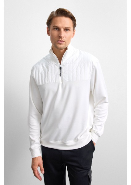 Beyaz Regular Fit Dik Yaka Fermuarlı Sweatshirt fırsatları