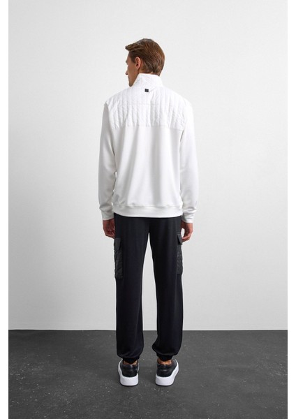 Beyaz Regular Fit Dik Yaka Fermuarlı Sweatshirt