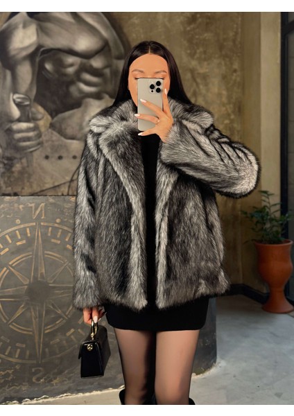 Sally Kruvaze Yaka Kısa Kürk Kaban Gri Siyah