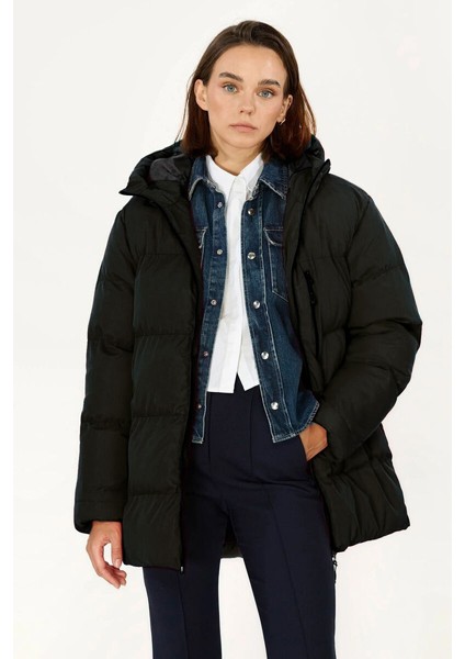 İçi Astarlı Su ve Rüzgar Geçirmez Cepli Kapüşonlu Kadın Mont