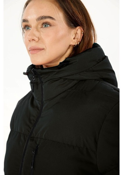 İçi Astarlı Su ve Rüzgar Geçirmez Cepli Kapüşonlu Kadın Mont indirimleri