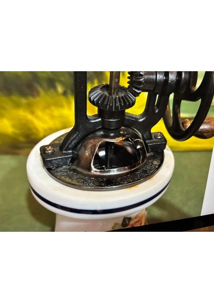 Opalin Camlı Kahve Karabiber Değirmeni 18 cm Boyunda 9 cm Çapında