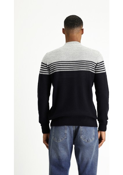 Yarım Balıkçı Yaka Regular Fit Dikişsiz Desenli Triko Kazak