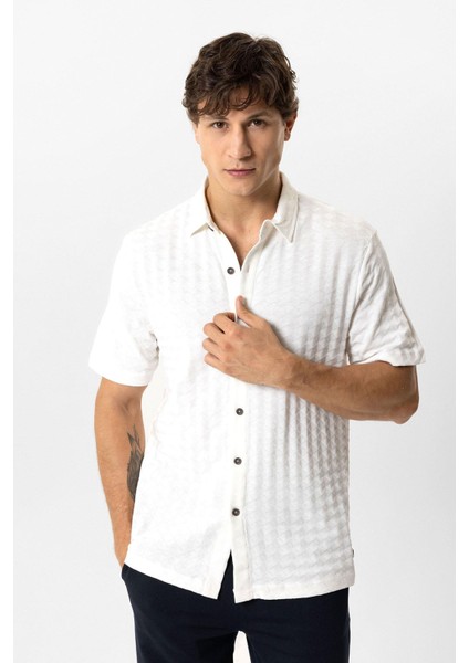 Beyaz Regular Fit Desenli Kısa Kollu %100 Pamuk Gömlek fiyatları