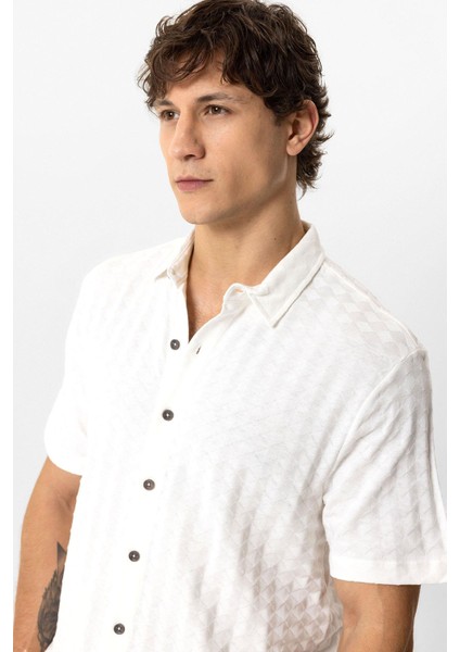 Beyaz Regular Fit Desenli Kısa Kollu %100 Pamuk Gömlek fırsatları