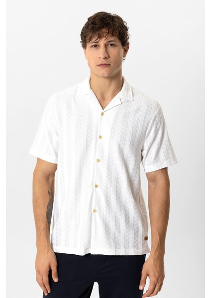Beyaz Regular Fit Küba Yaka Örme Kısa Kollu Gömlek