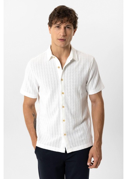 Beyaz Regular Fit Kısa Kollu Desenli Örme Gömlek