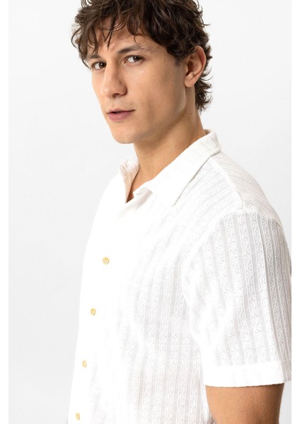 Beyaz Regular Fit Kısa Kollu Desenli Örme Gömlek fırsatları