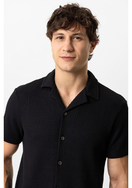 Siyah Regular Fit Küba Yaka Örme Kısa Kollu Gömlek fiyatları