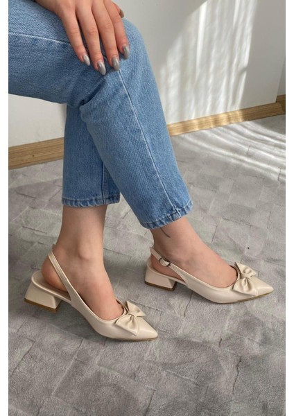 Pola Krem Cilt Arkası Acık Sivri Burun Fiyoklu Detaylı 4 cm Topuklu Ayakkabı