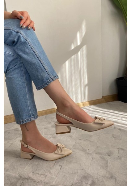 Pola Krem Cilt Arkası Acık Sivri Burun Fiyoklu Detaylı 4 cm Topuklu Ayakkabı fırsatları