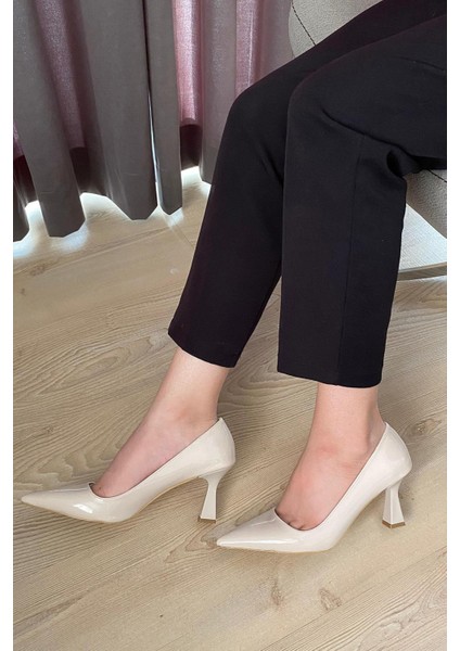 Kadın Samba Krem Rugan Stiletto fırsatları