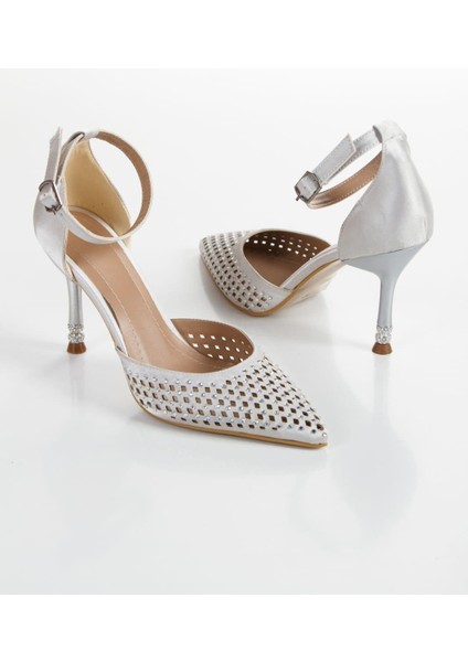 Kadın Fenny Gümüş Saten Kristal Taşlı 9 cm Teş Detaylı Ince Topuklu Sivri Burunlu Arkası Acık Stiletto fiyatları