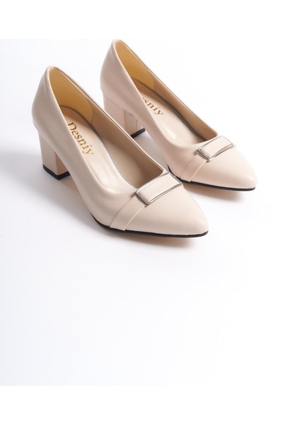 Kadın Verta Krem Deri 6 cm Kalın Topuklu Toka Deyatlı Hafif Sivri Burunlu Klasık Ayakkabı