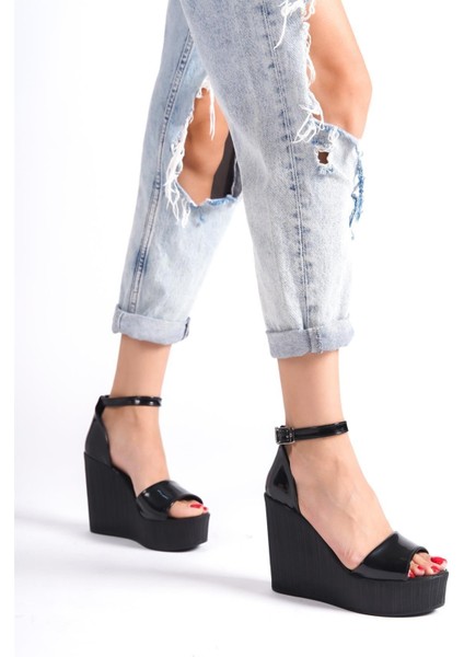 Kadın Verla Siyah Rugan Tek Bant Yüksek Dolgu Taban Ayakkabı