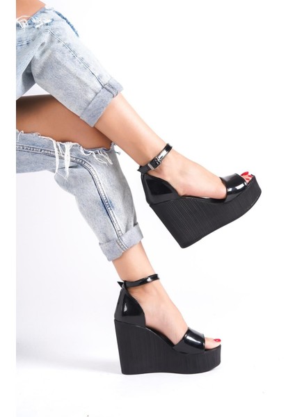 Kadın Verla Siyah Rugan Tek Bant Yüksek Dolgu Taban Ayakkabı fiyatları