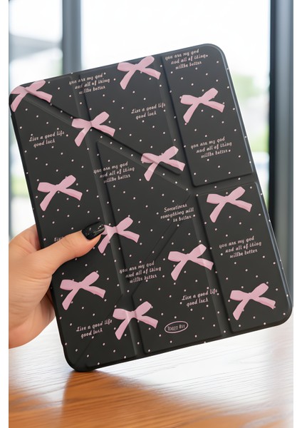 iPad 11 A16 2025 10. Nesil 10.9 Kılıf Siyah Renkli Pembe Fiyonk Yazı Desenli Kalem Bölmeli Şeffaf Arka Akıllı Kapak