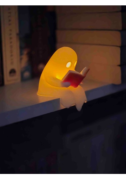 Kitap Okuyan Hayalet Figürü