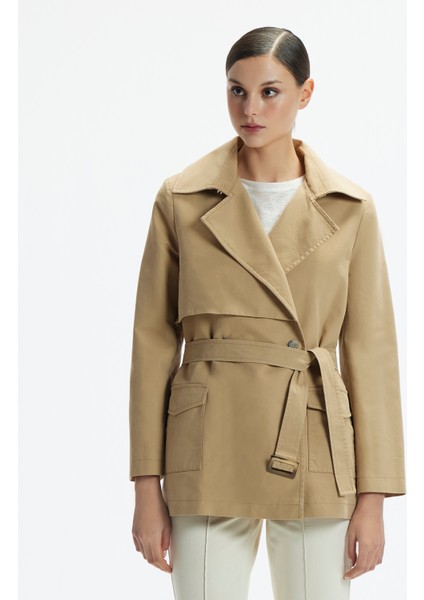 Kelebek Yaka Rüzgarlıklı Kısa Pardösü