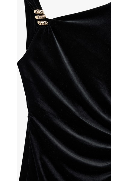 Yırtmaçlı Aksesuarlı Asimetrik Yaka Kolsuz Midi Boy Kadife Elbise modelleri