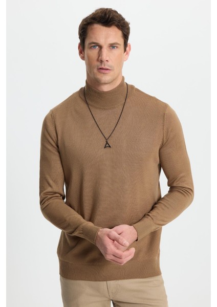 Erkek Standart Fit Normal Kesim Yarım Balıkçı Yaka Düz Koyu Vizon Triko Kazak