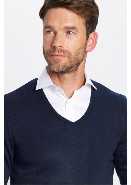 Erkek Standart Fit Normal Kesim Yumuşak Dokulu Tüylenmeyen Lacivert V Yaka Triko Kazak