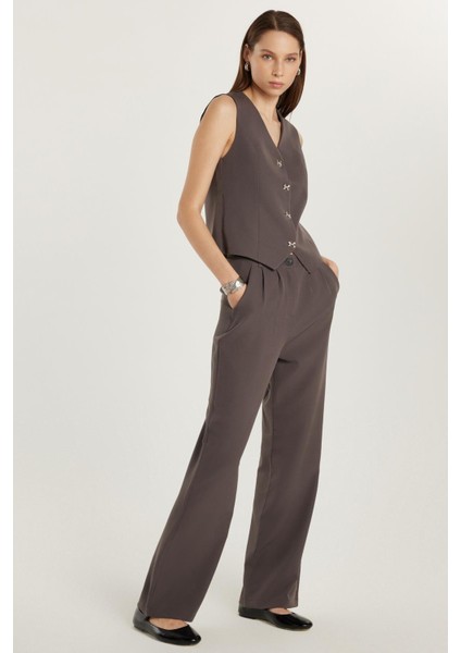 Kadın Standart Fit Sıfır Kol Kruvaze Yaka Düğmeli Gri Yelekli Pantolonlu Takım