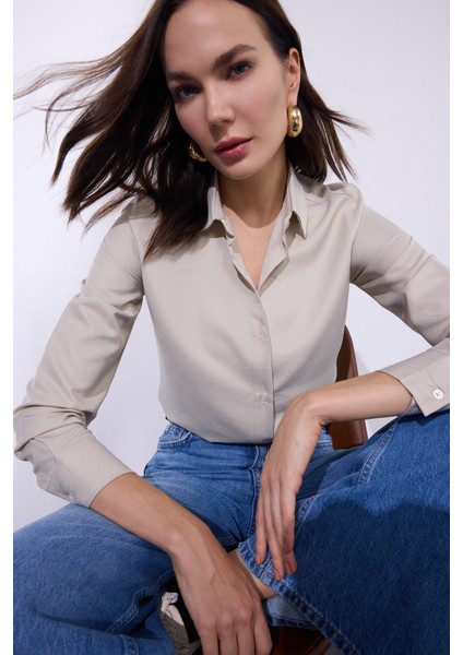 Kadın Slim Fit Dar Kesim Vücuda Oturan Uzun Kollu Açık Bej Basic Gömlek