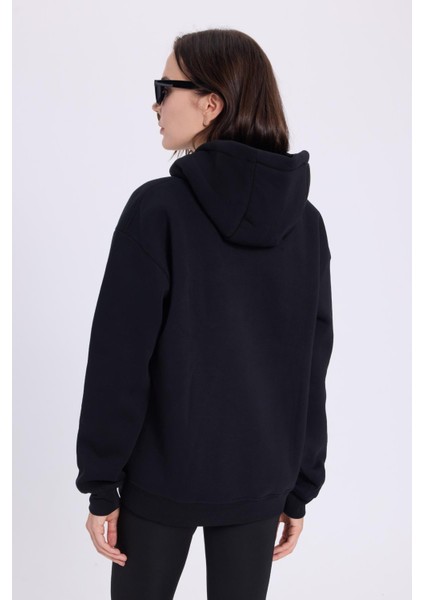 Kadın Oversize Geniş Kesim Pamuklu Yumuşak Dokulu İçi Polarlı Baskılı Siyah Kapüşonlu Sweatshirt