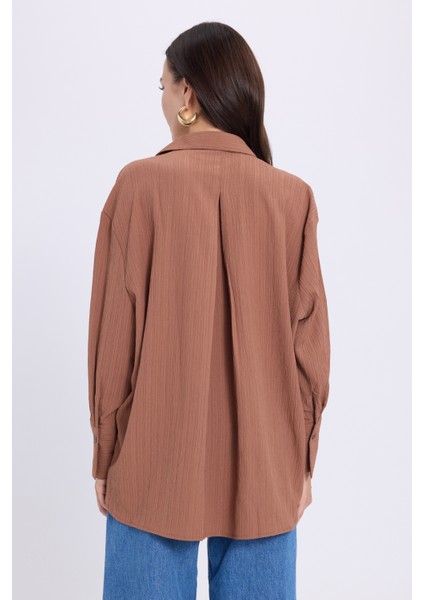 Kadın Oversize Geniş Kesim Bürümcük Pens Detaylı Uzun Kollu Dokulu Kahverengi Gömlek