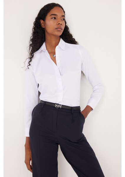 Kadın Slim Fit Dar Kesim Vücuda Oturan Uzun Kollu Gizli Düğme Detaylı Beyaz Basic Gömlek