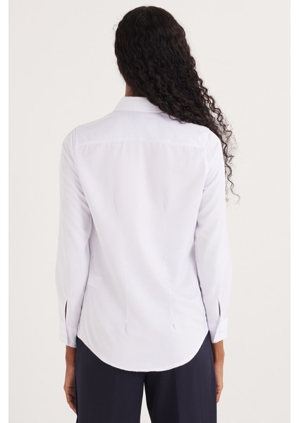 Kadın Slim Fit Dar Kesim Vücuda Oturan Uzun Kollu Gizli Düğme Detaylı Beyaz Basic Gömlek