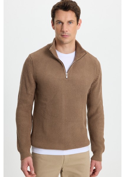 Erkek Slim Fit Dar Kesim Fermuarlı Koyu Vizon Dik Yaka Triko Kazak