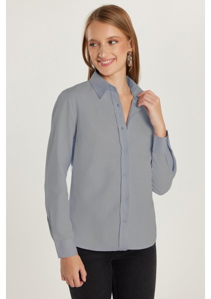 Kadın Slim Fit Dar Kesim Uzun Kollu Pamuklu Vücuda Oturan Dokulu Açık Lacivert Basic Gömlek