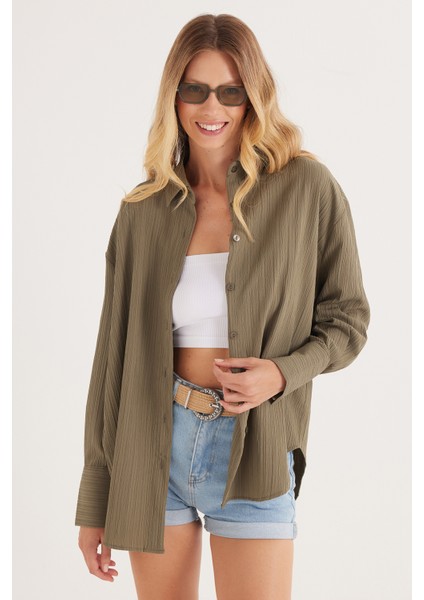 Kadın Oversize Geniş Kesim Bürümcük Pens Detaylı Uzun Kollu Dokulu Haki Gömlek