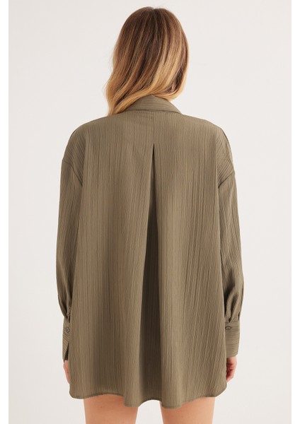 Kadın Oversize Geniş Kesim Bürümcük Pens Detaylı Uzun Kollu Dokulu Haki Gömlek