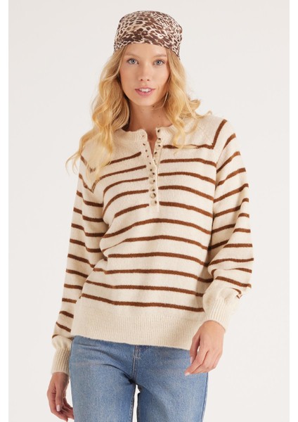 Kadın Regular Fit Klasik Kesim Düğmeli Yaka Kahverengi Çizgili Kazak