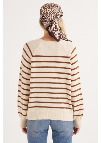 Kadın Regular Fit Klasik Kesim Düğmeli Yaka Kahverengi Çizgili Kazak