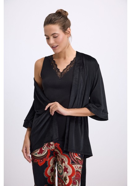 Kadın Desenli Pantolonlu 3’lü Set – Sabahlık, Dantel Detaylı Atlet ve Pantolon Takımı (11546) modelleri