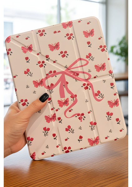 iPad 11 A16 2025 10. Nesil 10.9 Kılıf Pembe Çiçek Kelebek ve Fiyonk Desenli Kalem Bölmeli Şeffaf Arka Akıllı Kapak